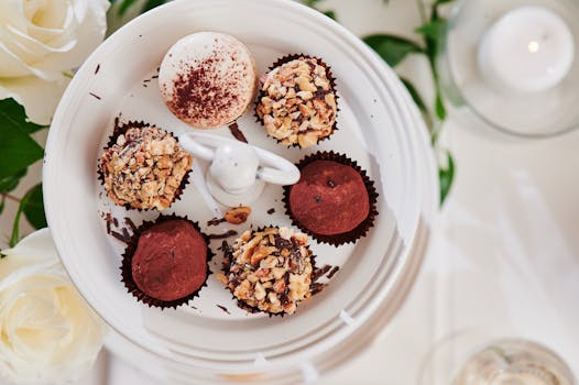 Assortiment de douceurs chocolatées sur un plateau, incluant meringues, pralinés et sablés décorés.